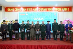 Ban tổ chức tặng sản phẩm sâm Ngọc Linh trồng tại Sơn La cho các cựu chiến binh. Ảnh: Quang Quyết - TTXVN