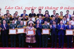 Chủ tịch nước Võ Văn Thưởng và các đồng chí lãnh đạo Đảng, Nhà nước với các tập thể và cá nhân có thành tích xuất sắc trong đợt thi đua chào mừng kỷ niệm 65 năm Ngày Bác Hồ thăm tỉnh Lào Cai. Ảnh: Thống Nhất – TTXVN