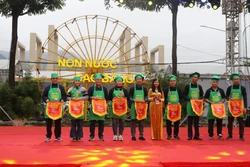 Ban Tổ chức trao cờ cho các đội tham gia hội thi. Ảnh: Chu Hiệu - TTXVN