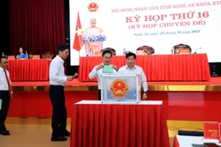 Các đại biểu tổ chức lấy phiếu tín nhiệm đối với 30 người giữ chức vụ do Hội đồng nhân dân tỉnh bầu. Ảnh: Văn Tý - TTXVN