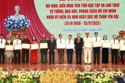 Phó Chủ tịch Thường trực Quốc hội Trần Thanh Mẫn và Bí thư Tỉnh ủy Yên Bái Đỗ Đức Duy trao tặng bằng khen và quà lưu niệm cho các tập thể điển hình tiên tiến. Ảnh: Việt Dũng - TTXVN