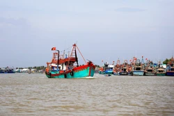 Bộ đội Biên phòng các tỉnh khu vực Tây Nam hướng dẫn cho ngư dân nhận biết được ranh giới vùng biển Việt Nam với các nước nhằm cảnh báo, răn đe, ngăn ngừa các hành vi vi phạm. Ảnh minh họa: Hồng Đạt - TTXVN