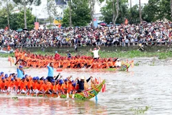 Các đội ghe Ngo tranh tài quyết liệt tại Giải đua ghe Ngo Sóc Trăng 2023. Ảnh: Trung Hiếu - TTXVN