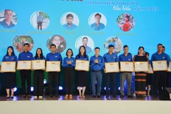 Tuyên dương Thanh niên dân tộc thiểu số, thanh niên tôn giáo tiêu biểu năm 2023. Ảnh: Hoài Thu – TTXVN