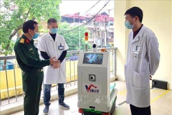 Nhiều robot y tế được nghiên cứu chế tạo phục vụ chống dịch COVID-19