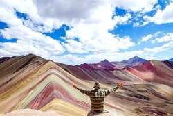Ngọn núi 7 sắc cầu vồng kỳ lạ nhất thế giới