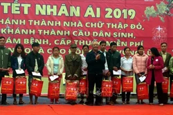 Phó Chủ tịch Quốc hội Uông Chu Lưu dự "Tết nhân ái" tại huyện Quan Hóa, Thanh Hóa