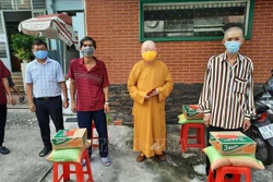 Các chư tăng Quận 11 (thành phố Hồ Chí Minh) tặng nhu yếu phẩm cho người dân nghèo gặp khó khăn do dịch COVID-19. Ảnh: TTXVN phát
