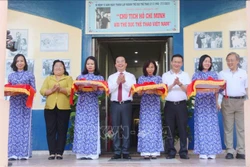 Các đại biểu cắt băng khai mạc triển lãm. Ảnh: Thu Hương - TTXVN
