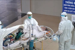 Vận chuyển bệnh nhân lên khu vực điều trị của Bệnh viện Chợ Rẫy. Ảnh: TTXVN phát