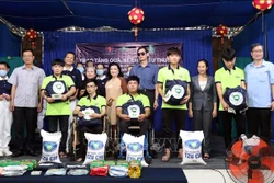 Dịch COVID-19: Tặng 2.000 phần quà cho người khuyết tật và khiếm thị tại Thành phố Hồ Chí Minh