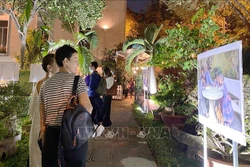 Các vị khách tham quan khu vực triển lãm. Ảnh: Thu Hương - TTXVN