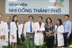 Phó Chủ tịch nước Đặng Thị Ngọc Thịnh thăm hai bé song sinh Trúc Nhi - Diệu Nhi