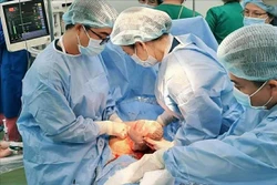 Phối hợp sản-nhi cứu sống một trường hợp trẻ sơ sinh có khối u lớn vùng cổ, mặt