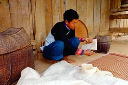 Kỹ thuật làm giấy dó của người Mông, người Dao