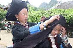 Khăn quấn đầu của phụ nữ Dao Khâu