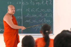 Hè về rộn ràng lớp học chữ Khmer