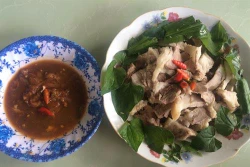 Đậm đà thịt luộc chấm mắm cá phèn Gò Công