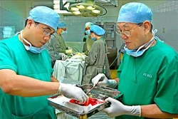 Khi sứ mệnh cứu người được “cha truyền con nối”