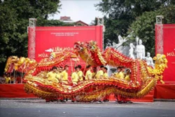 Kỷ niệm 65 năm Ngày Giải phóng Thủ đô: Không gian đi bộ hồ Hoàn Kiếm rộn ràng Liên hoan múa Rồng