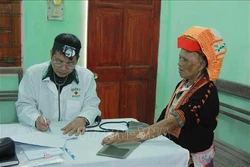 Khám bệnh, phát thuốc miễn phí cho đồng bào dân tộc vùng biên giới