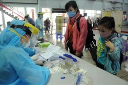 Lấy mẫu xét nghiệm virus SARS-CoV-2 tất cả hành khách đi tàu về ga Sài Gòn