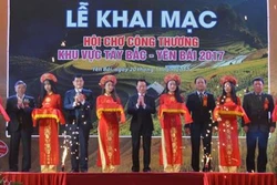 Khai mạc Hội chợ Công thương khu vực Tây Bắc