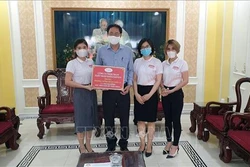 Hơn 15 tỷ đồng được trao đến tuyến đầu chống dịch tại Thành phố Hồ Chí Minh