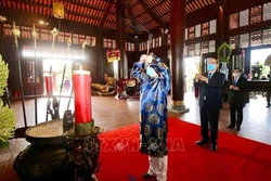 Lãnh đạo Thành phố Hồ Chí Minh dâng hương, dâng hoa Quốc Tổ Hùng Vương