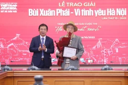 Phó Tổng Giám đốc TTXVN Nguyễn Tuấn Hùng trao Giải thưởng Lớn - Vì tình yêu Hà Nội cho đạo diễn Trần Văn Thủy với những tác phẩm bất hủ như “Hà Nội trong mắt ai”, “Chuyện tử tế”. Ảnh: Minh Đức - TTXVN