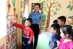 Một giờ học của cô và trò tại điểm trường Thi, Trường mầm non Chiềng Ken, huyện Văn Bàn (tỉnh Lào Cai). Ảnh: Quốc Khánh - TTXVN