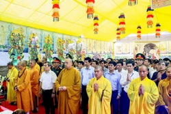 Tổ chức Lễ cầu siêu các anh hùng liệt sĩ tại Hang Tám Thanh niên xung phong và Đường 20 - Quyết Thắng. Ảnh: Đức Tuấn - TTXVN