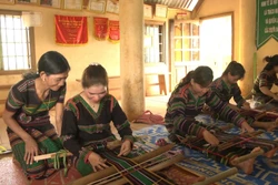 Để gìn giữ bản sắc văn hóa không bị mai một và cải thiện thu nhập cho đồng bào dân tộc thiểu số, thời gian qua, tỉnh Đắk Nông đã tạo nhiều điều kiện để mở các lớp dạy nghề dệt thổ cẩm cho phụ nữ các buôn làng. Ảnh: TTXVN phát