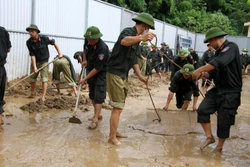Đến thời điểm hiện tại huyện Kỳ Sơn đã huy động hơn 600 cán bộ, chiến sĩ phục vụ công tác khắc phục hậu quả lũ quét. Ảnh: Văn Tý-TTXVN