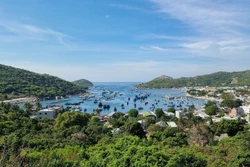 Vẻ đẹp thơ mộng của vịnh Vĩnh Hy nằm trong Khu dự trữ sinh quyển thế giới Núi Chúa. Ảnh: Nguyễn Thành – TTXVN