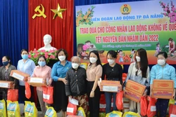 Liên đoàn Lao động thành phố Đà Nẵng trao quà Tết cho người lao động không về quê ăn Tết Nhâm Dần 2022 tại quận Liên Chiểu. Ảnh: Quốc Dũng - TTXVN