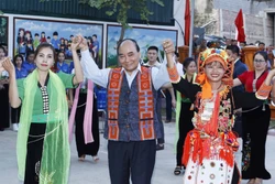 Chủ tịch nước Nguyễn Xuân Phúc và nhân dân tỉnh Lai Châu múa điệu “Xoè Thái”. Ảnh: Thống Nhất - TTXVN