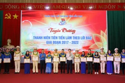 Ban Thường vụ Tỉnh đoàn trao tặng danh hiệu “Thanh niên tiên tiến làm theo lời Bác” giai đoạn 2017 – 2022 cho 16 tập thể và 23 cá nhân là những thanh niên tiêu biểu, xuất sắc trên các lĩnh vực. Ảnh: Vũ Hoàng Giang - TTXVN