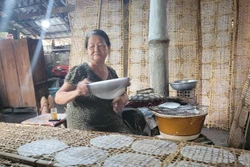 Gắn bó cả cuộc đời với nghề làm bánh tráng, bà Phan Thị Nhung (xã An Ngãi, huyện Long Điền) mong muốn làng nghề sẽ trở thành điểm du lịch cộng đồng để những người bám nghề sẽ có thêm thu nhập. Ảnh: Hoàng Nhị - TTXVN