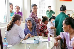 Khám bệnh, cấp thuốc, tặng quà người nghèo, đồng bào Khmer ở Sóc Trăng