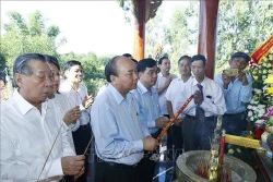 Thủ tướng Nguyễn Xuân Phúc dâng hương tưởng niệm các Anh hùng liệt sỹ tại tỉnh Quảng Nam
