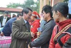 Ban chỉ đạo Tây Bắc tặng quà và chúc Tết nhân dân huyện Sa Pa ( Lào Cai)
