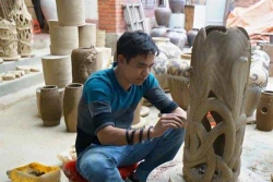 Người tiếp lửa cho gốm sành Hương Canh