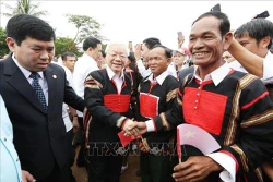 Tổng Bí thư, Chủ tịch nước Nguyễn Phú Trọng với đồng bào dân tộc các Buôn, thôn xã Dur Kmăl, huyện Krông Ana. Ảnh: Trí Dũng – TTXVN