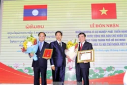 Thành phố Hồ Chí Minh đón nhận Huân chương Phát triển hạng Nhất của Nhà nước Lào trao tặng