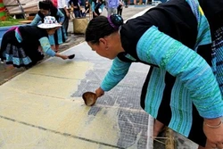 Kỹ thuật làm giấy của đồng bào dân tộc Mông