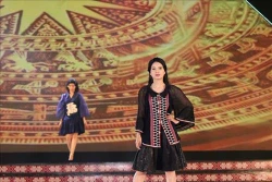 Đặc sắc thời trang thổ cẩm ứng dụng 