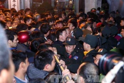 Biển người chen chân xin ấn đền Trần - Nam Định