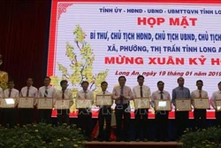 Long An: Khen thưởng 60 lãnh đạo chủ chốt xã, phường, thị trấn hoàn thành xuất sắc nhiệm vụ năm 2018