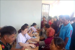 Bình Phước khám bệnh, tặng quà Tết cho hơn 1.000 lượt người dân vùng biên giới